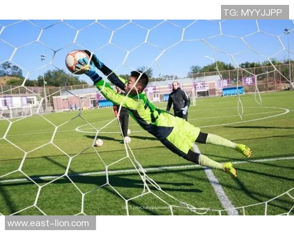 足球明星与小孩亲密互动瞬间展现温暖与快乐的美好时光